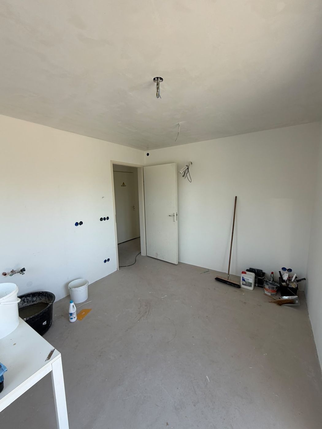 Vers aangebracht stucwerk op wand en plafond